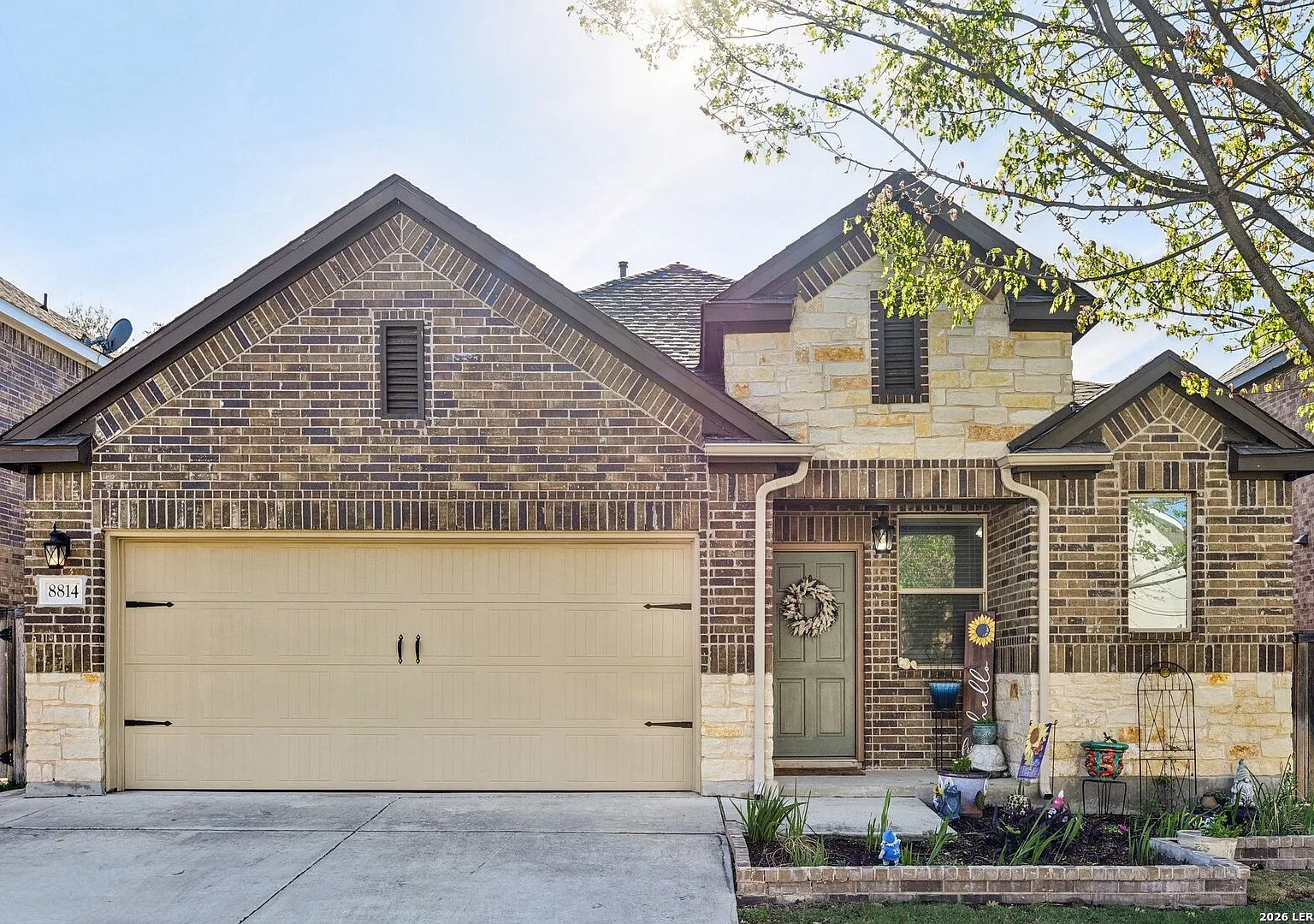 4 bed, 2.5 bath, 1848 sqft, $2,200 — Photo 2