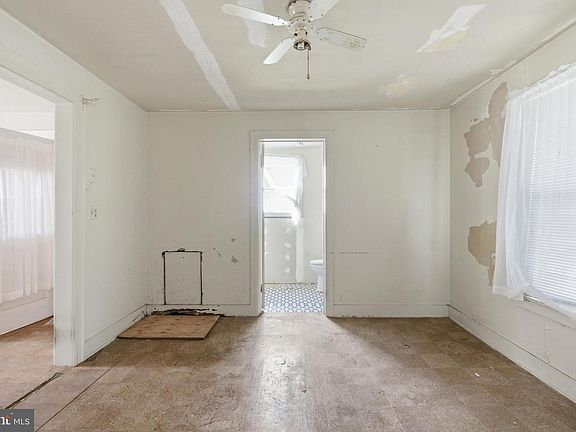 4th image of 709 Deer Park Rd