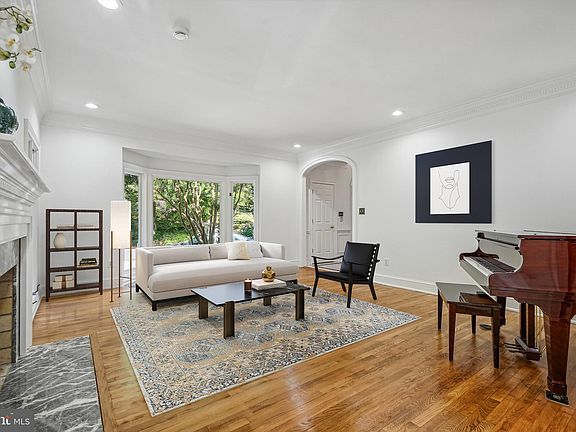 4th image of 8001 Glengalen Ln