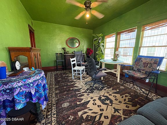 3rd image of 722 Davis St