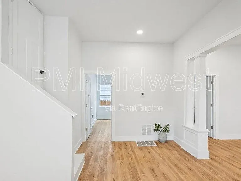 941 King Ave — Photo 8