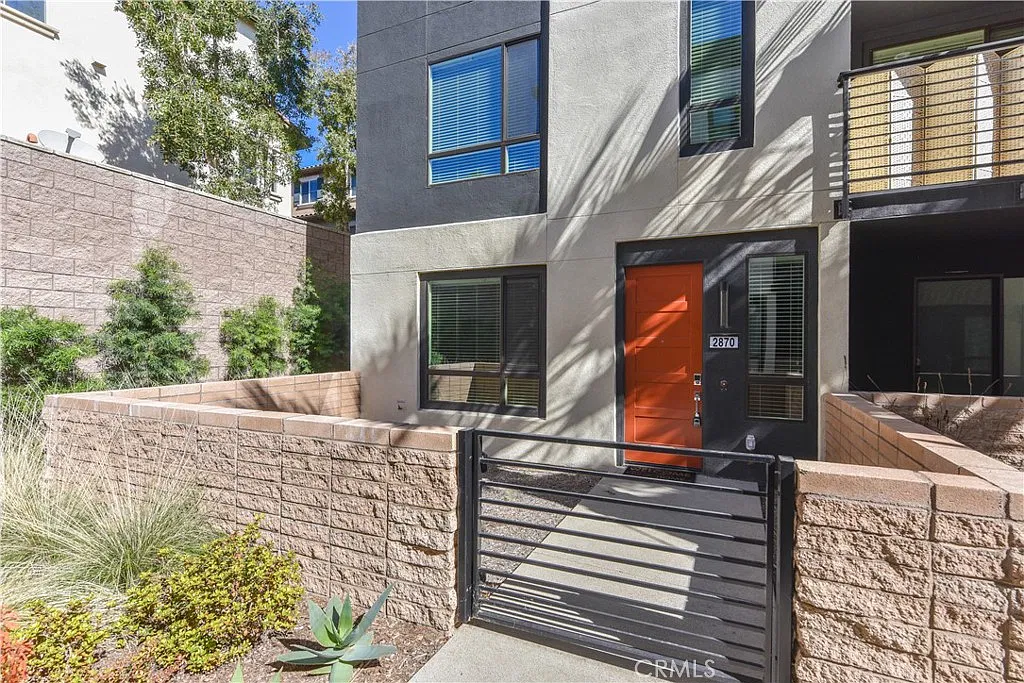 4 bed, 3.5 bath, 2030 sqft, $4,500 — Photo 2