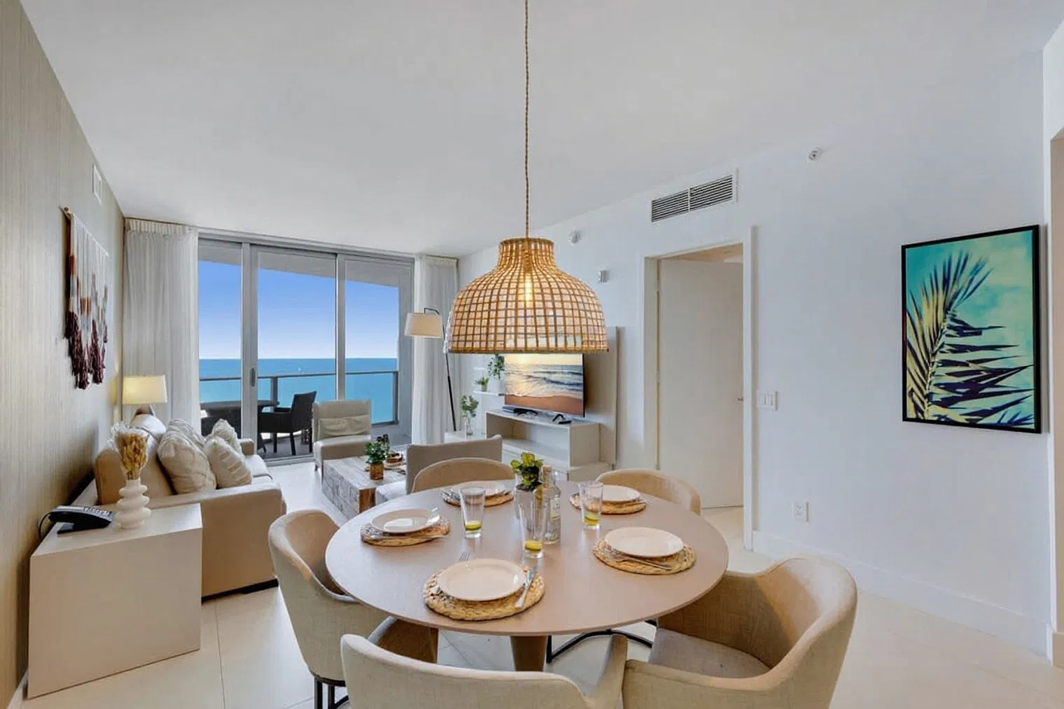 2 bed, 2.0 bath, 1097 sqft, $5,519 — Photo 3