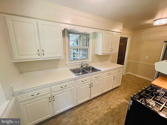 4th image of 2408 Fairview Dr