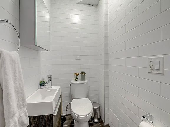 5th image of 6147 Woodbine St APT 3L