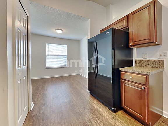 4th image of 1052 Buttercup Dr