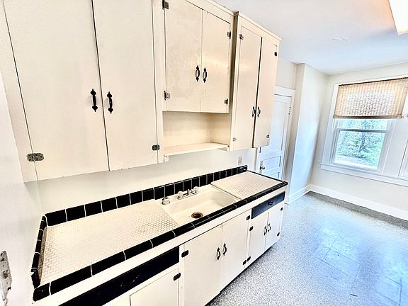 3rd image of 811 Kenmore Ave APT D