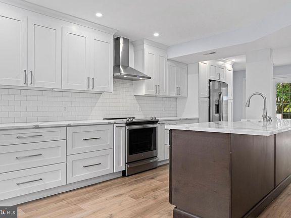 3rd image of 212 Rumford Ct