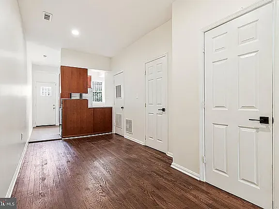 3 bed, 2.5 bath, 1550 sqft, $3,800 — Photo 3