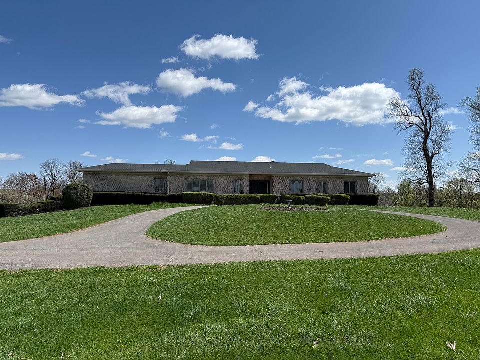 Front of house w circular drive.