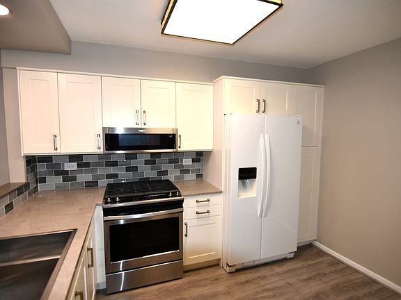 3rd image of 1285 Coldspring Rd