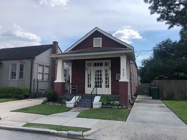 912 Newton St — Photo 2