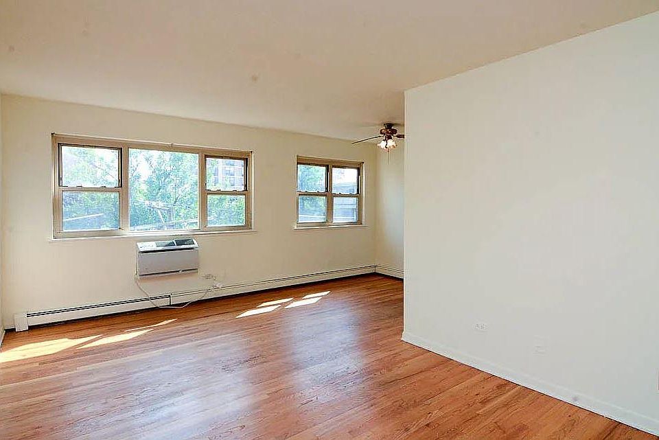 1st image of 521 W Briar Pl #3-4