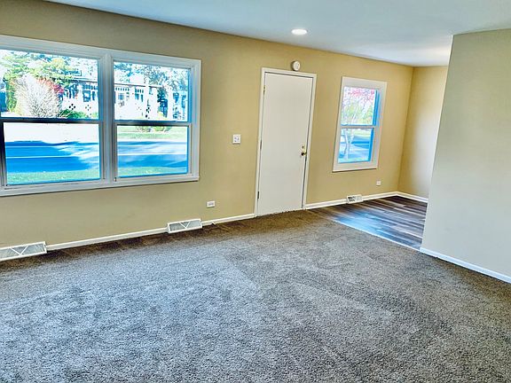 4th image of 561 E New York St