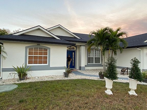 4th image of 1044 SW Sarto Ln