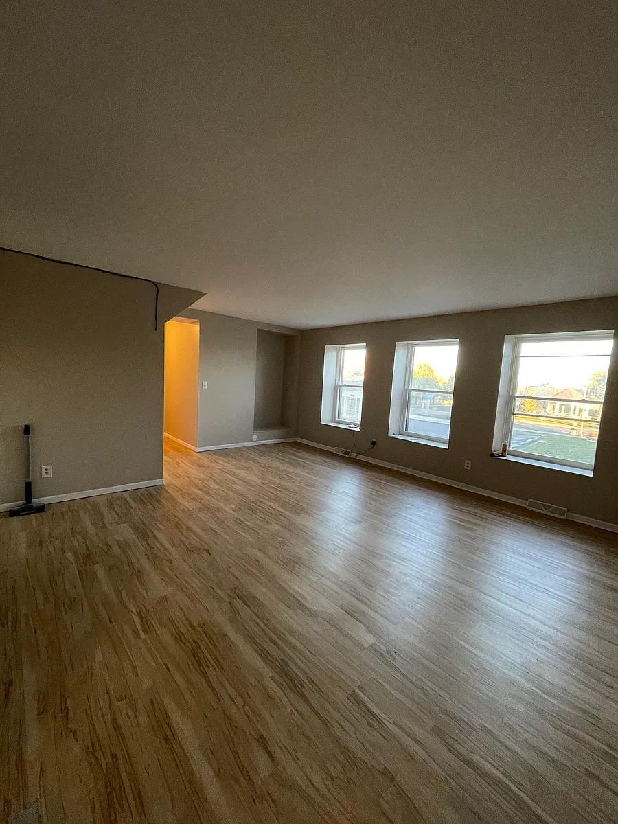 Building Photo - 323 E Lincoln Hwy #4