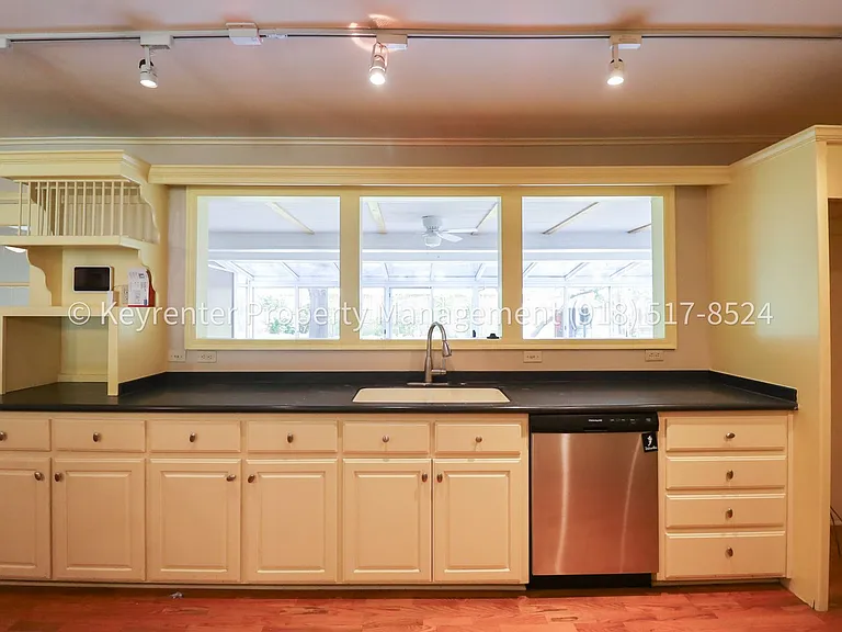 1426 E 32nd Pl — Photo 22