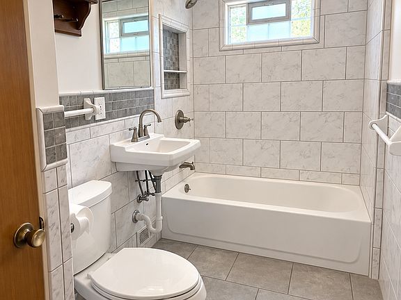 4th image of 890 26th Ave SE