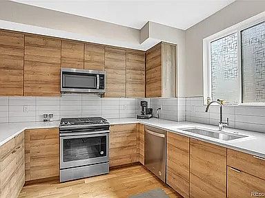 2nd image of 1826 Irving St Unit 3