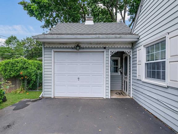4th image of 708 Preston Ln