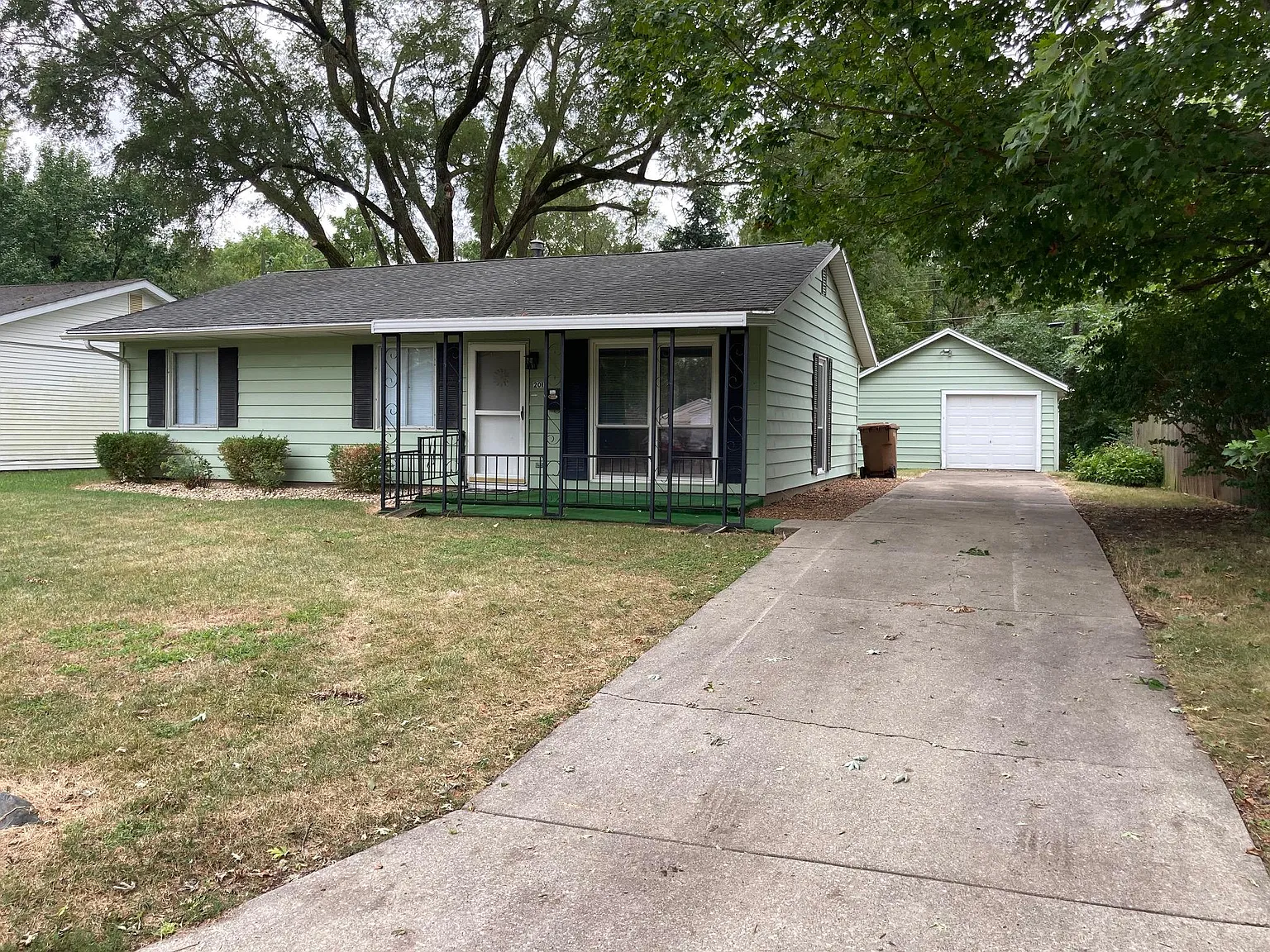 2017 Southwood Dr photo 1