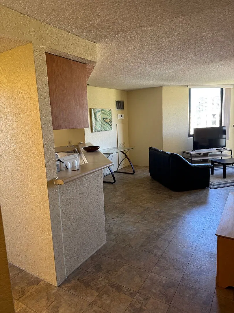 1 Bedroom, 1 Bathroom in the Heart of Waikiki! — Photo 2