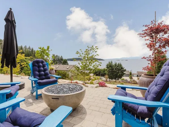 6889 Island View Rd, Sechelt, BC V7Z 0T2
