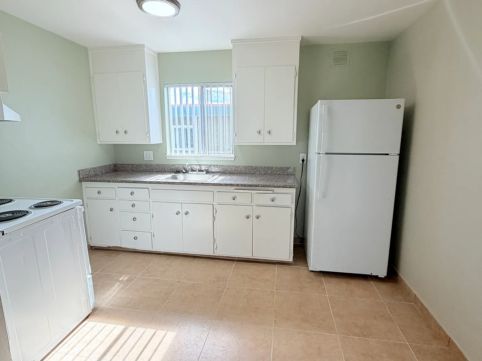 3 bed, 750 sqft, $2,295 — Photo 2