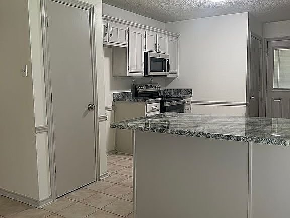 4th image of 222 Oak St