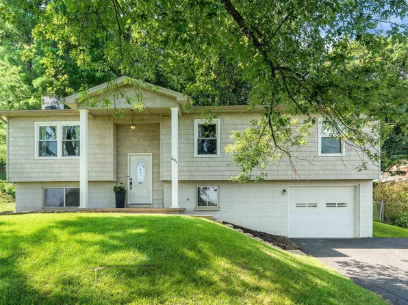 697 Alextine Dr, Staunton, VA 24401