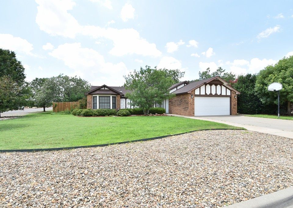 1st image of 701 Rosewood Dr