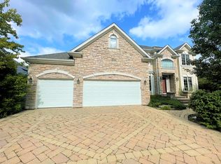 915 Burnham Ct, Aurora, IL 60502