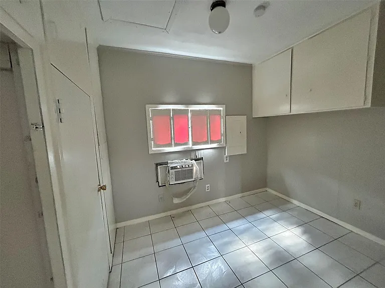 914 Elton St — Photo 14