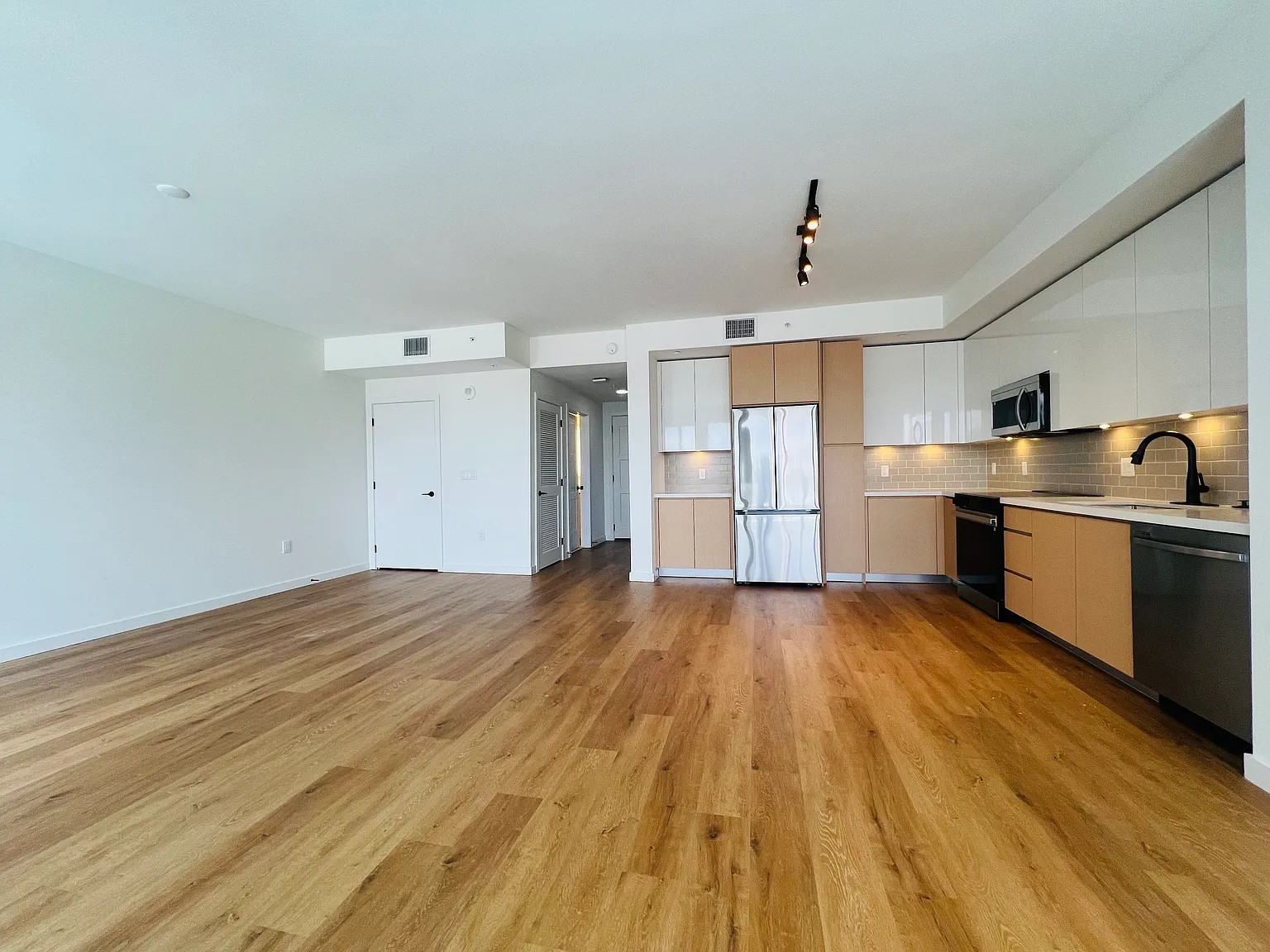 2 bed, 2.5 bath, 1550 sqft, $5,200 — Photo 4
