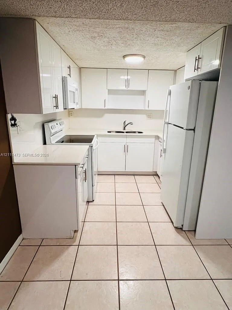 Palm Terrace Condo — Photo 2