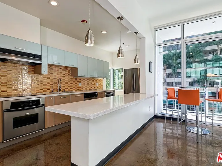 645 W 9th St #500 — Photo 33