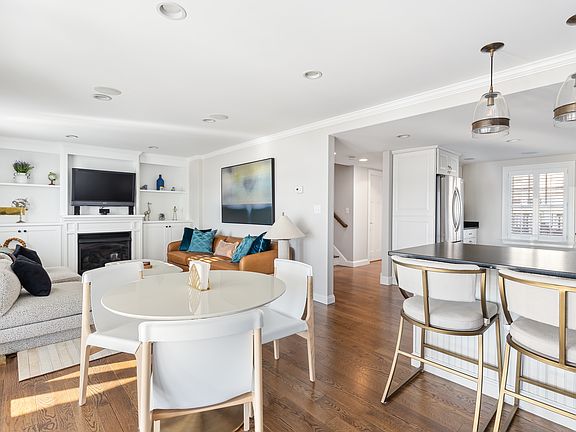 3rd image of 25 Bay St