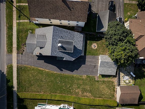 3rd image of 70 Riverside Dr
