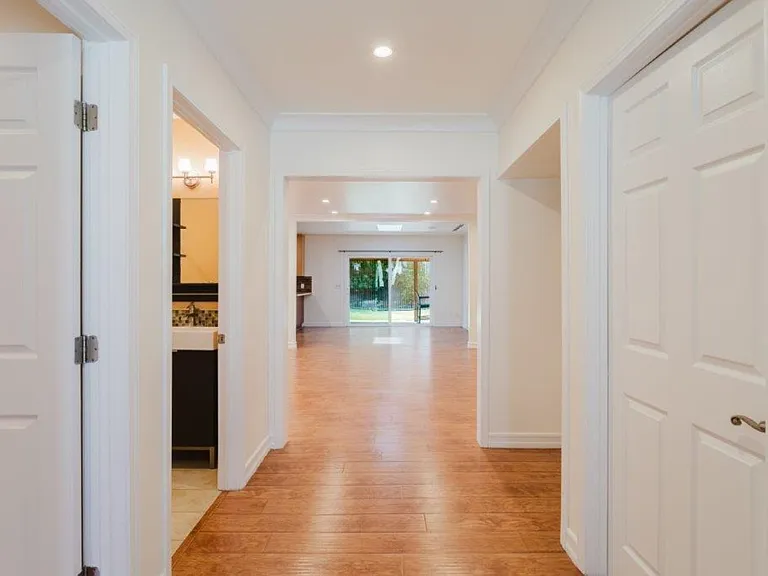 336 W Lexington Dr — Photo 4