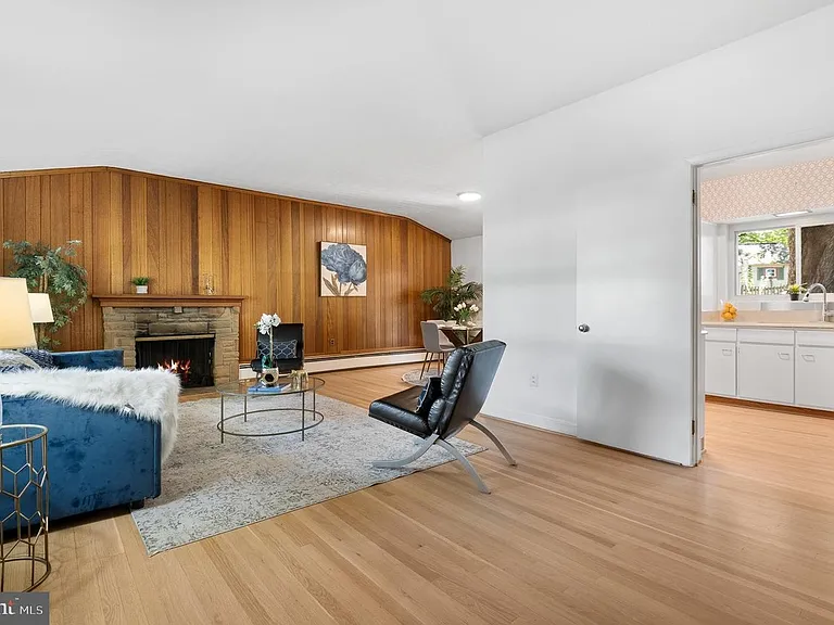 1006 Strout St — Photo 3