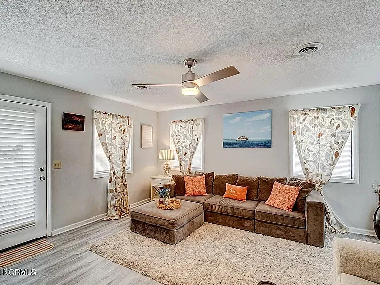 2 bed, 856 sqft, $1,500 — Photo 2