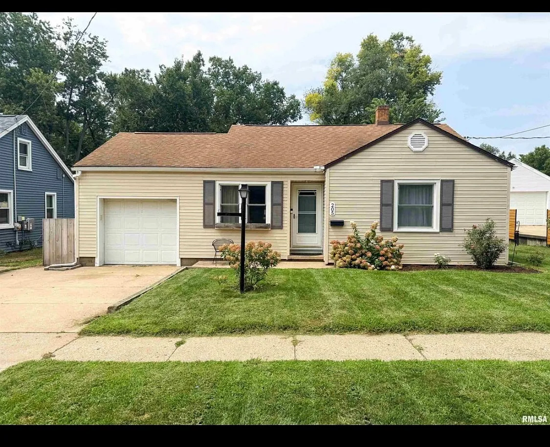 3 bed, 1128 sqft, $1,650 — Photo 1