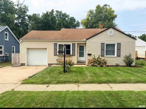 205 Court Dr, Washington, IL 61571