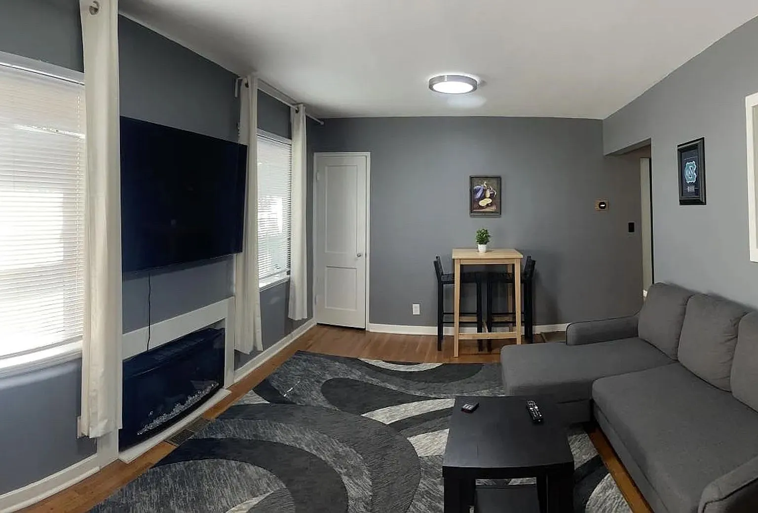2 Bedroom Apartment In Great Location!! — Photo 1
