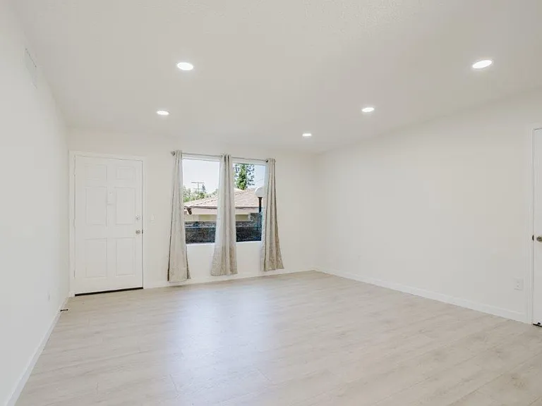 914 E Elk Ave #3 — Photo 8