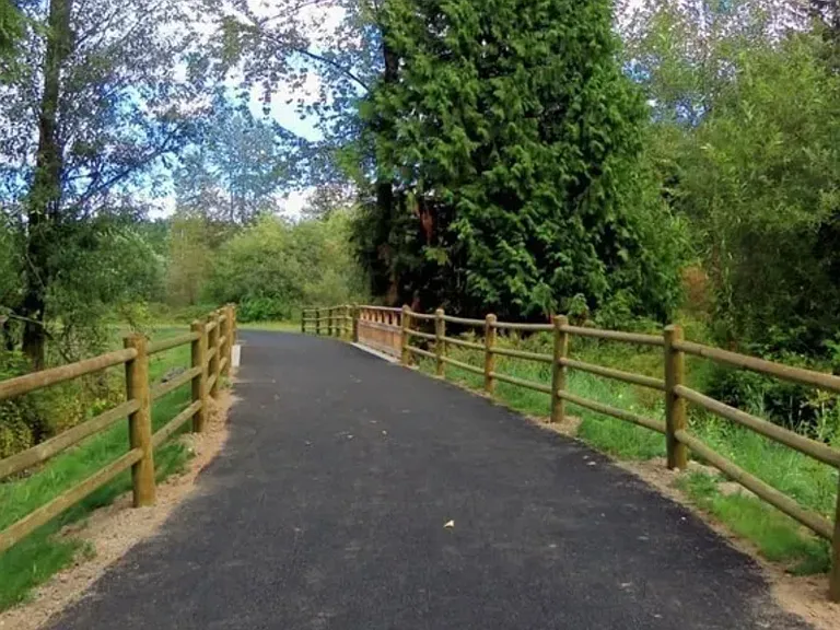 Tambark Creek park, 8 mins walk