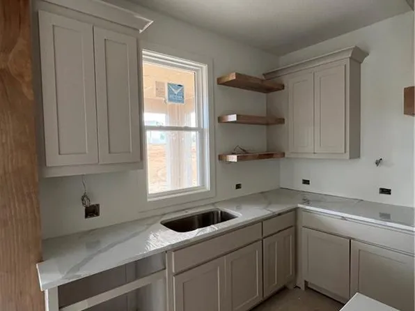 2203 W 178th Ter, Stilwell, KS 66085