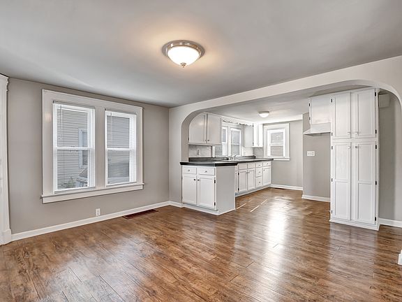 4th image of 15732 Chicago St