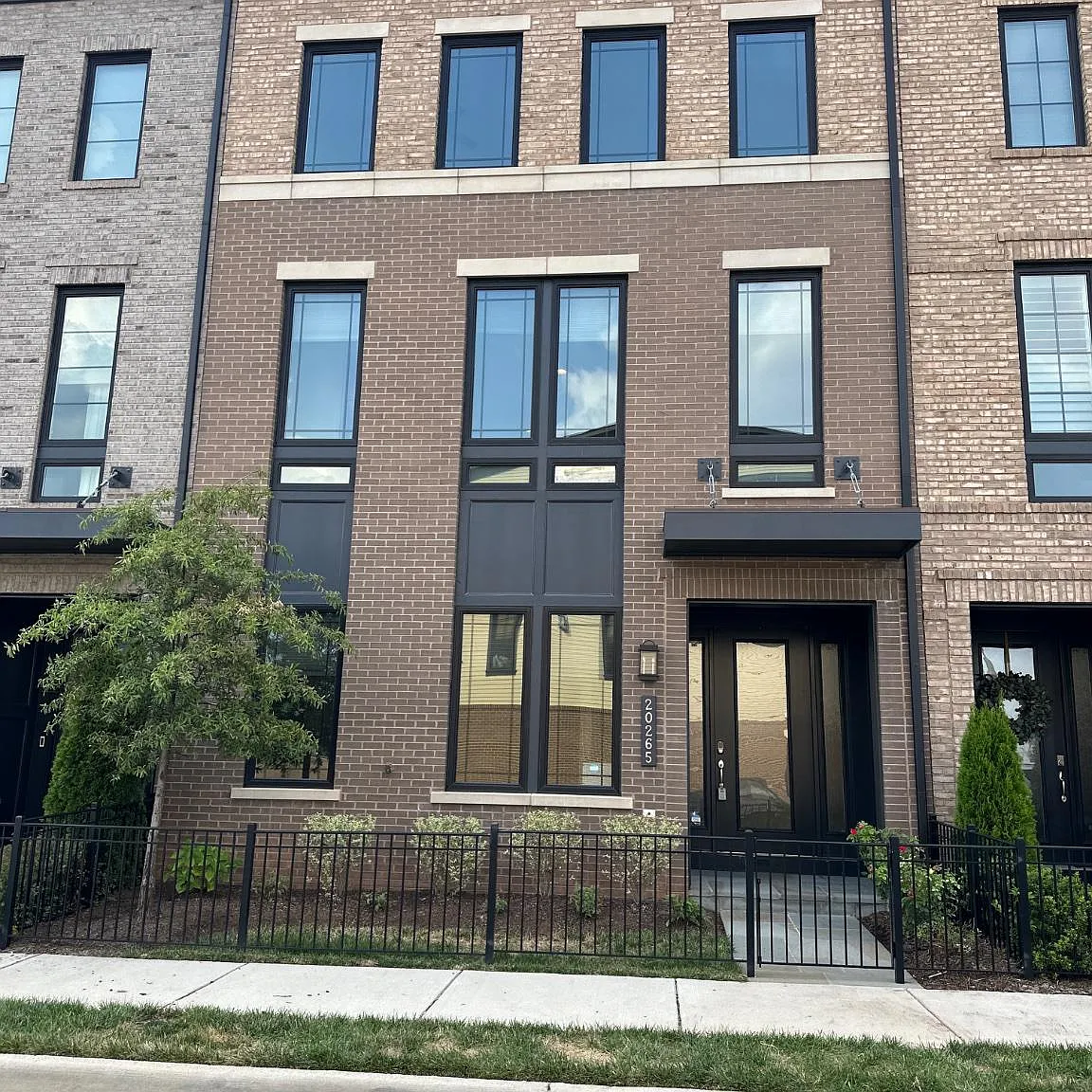 4 bed, 4.5 bath, 3272 sqft, $4,975 — Photo 1