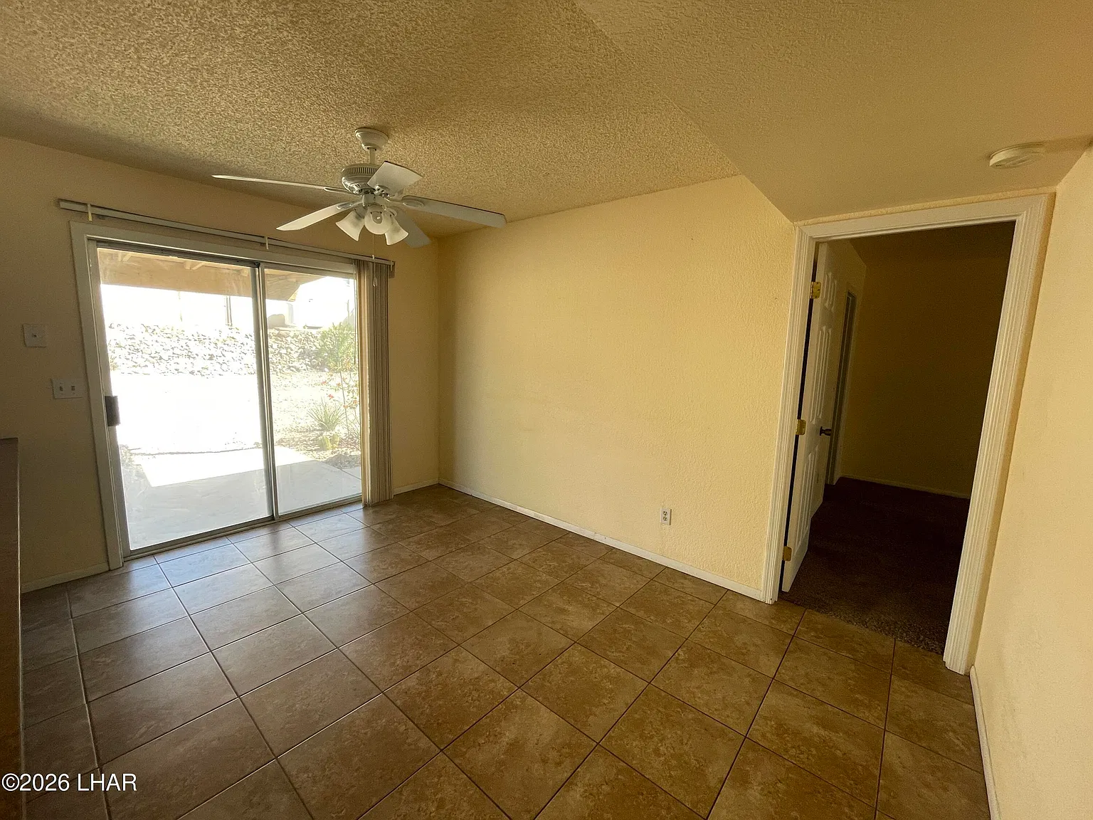 3 bed, 2.0 bath, 1392 sqft, $1,550 — Photo 3